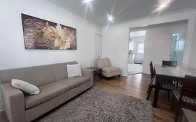 Renovated 2Bedrooms Apartment With Free Parking